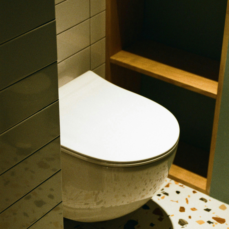 Toilette suspendue dans une salle de bain, illustration dépannage plomberie à Tarare, dans le Rhône et la Loire