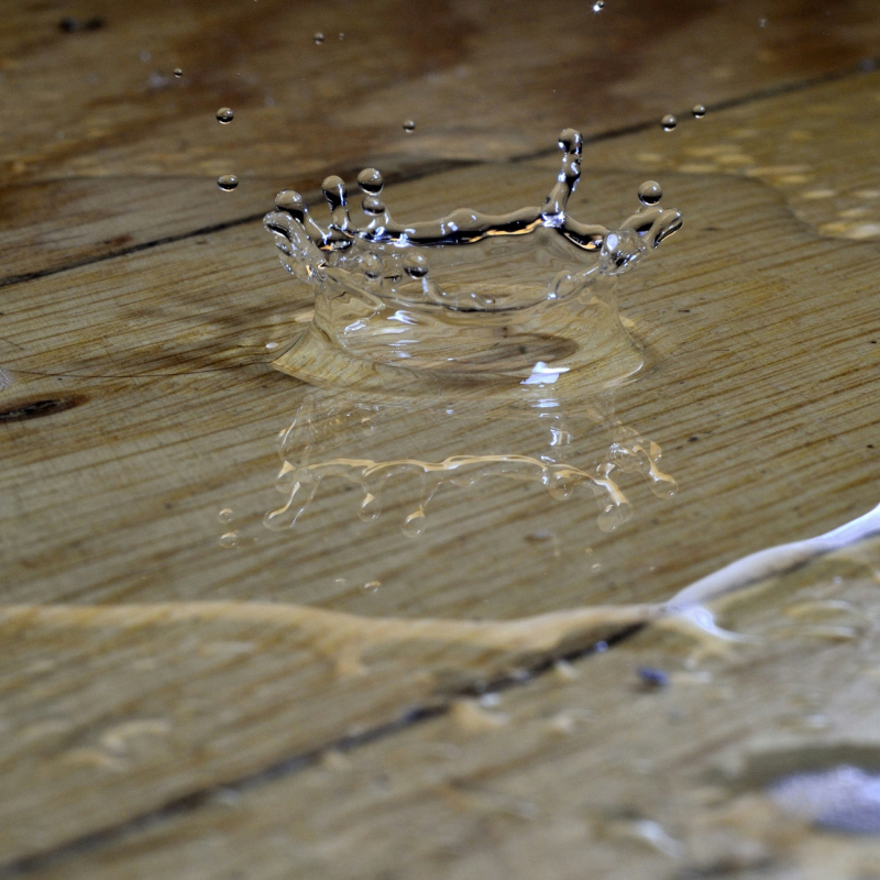 claboussure d'eau sur parquet, illustration fuite d'eau et urgence plomberie à Tarare, dans le Rhône et la Loire