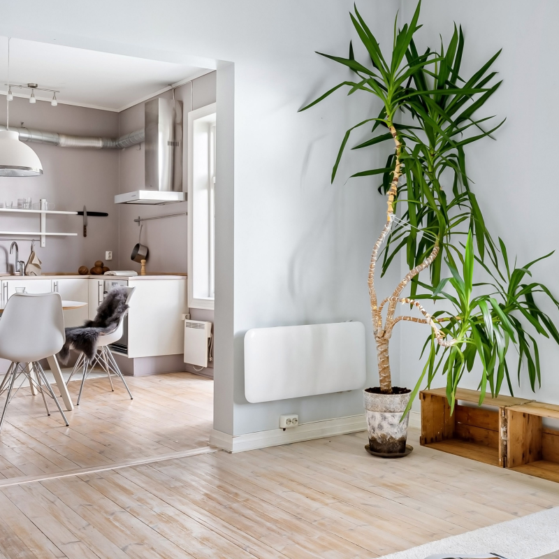 Radiateur électrique mural dans un salon ouvert sur cuisine, exemple d'installation nécessitant un dépannage électricité