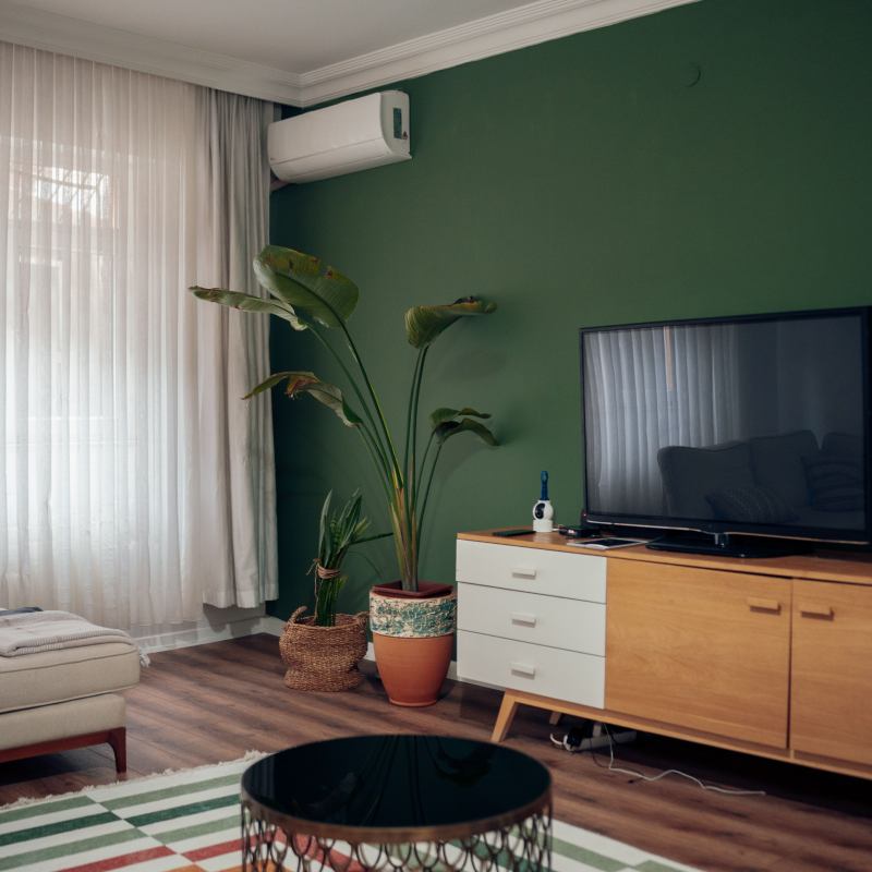 Climatisation réversible murale dans un salon, appareil électrique pouvant nécessiter un dépannage