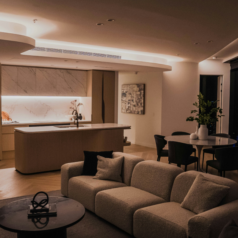 Salon et cuisine avec éclairage intégré après rénovation électriqu